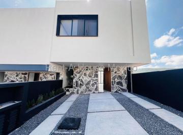 Casa de 3 habitaciones, El Marqués · Casa de Arquitecto en Venta en Capital Sur | 3 Recámaras y Sky Bar Vm²57