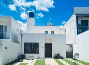 Casa · 160m² · 3 Recámaras · 2 Estacionamientos · Casa en Venta en Las Trojes, Corregidora ¡Recamara en Planta Baja!