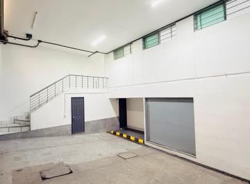 Amplia área de maniobra y estacionamiento · Bodega Comercial de 180 m² - Excelentes Condiciones