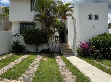 Casa de 3 habitaciones, León · Casa en Venta con Terraza, Jardín y Bar, con 3 Recámaras, en Lomas de Gran Jardín, en León, Gto.