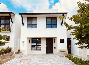 Casa · 119m² · 3 Recámaras · 2 Estacionamientos · Casa Amplia Estancia en Privada con Amenidades en El Refugio, Querétaro