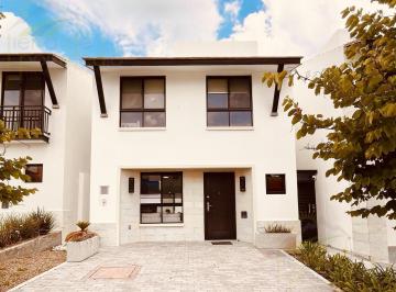 Casa · 120m² · 3 Recámaras · 2 Estacionamientos · Casa Amplia Estancia en Privada con Amenidades en El Refugio, Querétaro