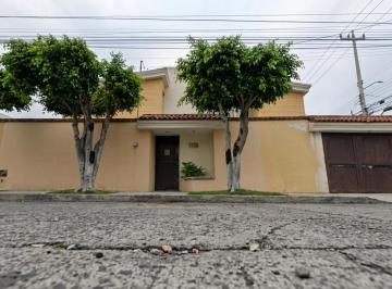 Casa de 4 habitaciones, Zapopan · Casa en Venta en Colonia La Calma, Zapopan, Jalisco
