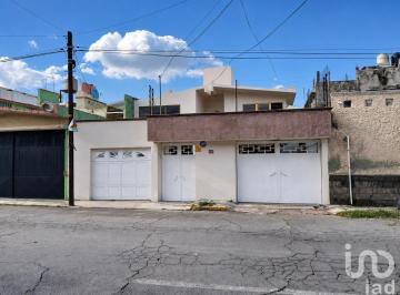 Casa · 200m² · 4 Recámaras · 2 Estacionamientos · Casa en Renta en Ocho Cedros con Excelente Conectividad