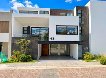 Casa · 377m² · 5 Recámaras · 3 Estacionamientos · Casa de 5 Recámaras con Una en Pb en Lomas de Angelopolis
