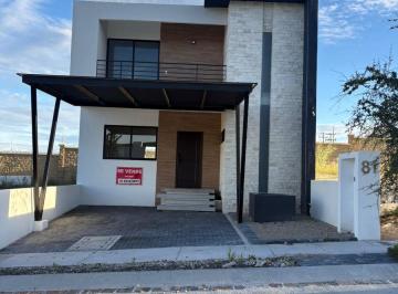 Casa en condominio · 212m² · 4 Recámaras · 2 Estacionamientos · Casa en Condominio en Venta o Renta en El Mayorazgo con Roof Garden