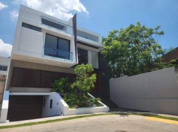Casa · 213m² · 5 Recámaras · 6 Estacionamientos · La Cima