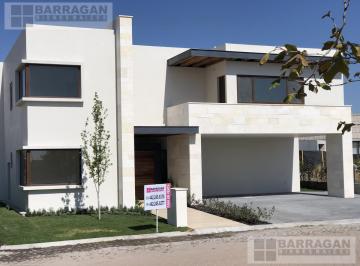 Casa · 658m² · 4 Recámaras · 6 Estacionamientos · Casa en Venta El Campanario, Querétaro