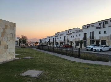 Casa · 144m² · 4 Recámaras · 2 Estacionamientos · Casa en Renta en El Refugio con Roof Garden