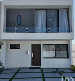 Casa · 138m² · 3 Recámaras · 2 Estacionamientos · Casa Nueva de 3 Recámaras, 2.5 Baños, con Balcón, en Ziré | Entrega Inmediata
