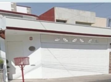Casa · 250m² · 3 Recámaras · 2 Estacionamientos · Casa en Venta en Jardines de Bellavista