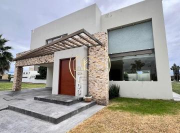 Casa · 312m² · 3 Recámaras · 3 Estacionamientos · Casa en Venta Compuertas del Campstre Celaya