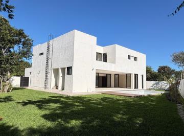 Casa · 480m² · 5 Recámaras · 2 Estacionamientos · Casa en Venta en Mérida
