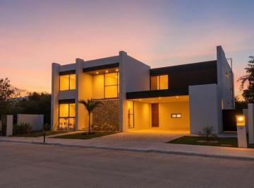 Casa · 900m² · 5 Recámaras · 2 Estacionamientos · Casa en Venta en Mérida
