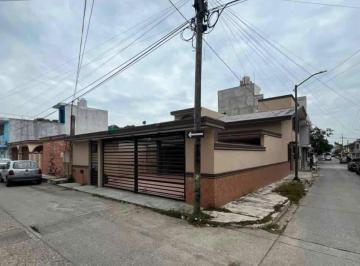 Casa · 200m² · 4 Recámaras · 2 Estacionamientos · Casa en Venta en Esquina en La Colonia Lauro Aguirre en Tampico