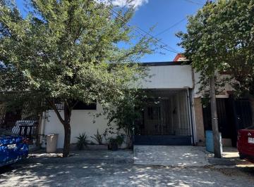 Casa · 150m² · 4 Recámaras · 1 Estacionamiento · Casa en Venta en Valle de Chapultepec, Guadalupe N. L