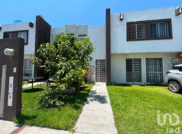 Casa · 101m² · 3 Recámaras · 2 Estacionamientos · Casa en Renta en Fraccionamiento Real del Marques Zona Cercana a Ciudad del Sol - $9,000