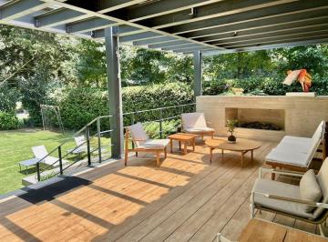 Casa en condominio · 1183m² · 6 Recámaras · 2 Estacionamientos · Casa en Venta en Rancho Avándaro Country Club, Sobre Fairway y Cerca de Casa Club
