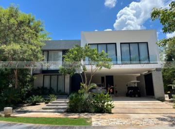Casa · 725m² · 6 Recámaras · 3 Estacionamientos · Casa en Venta en Mérida