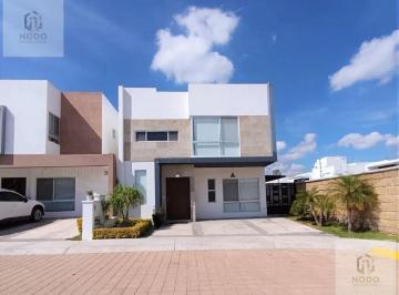 Casa · 3 Recámaras · 2 Estacionamientos · Casa - Fraccionamiento Cumbres del Lago