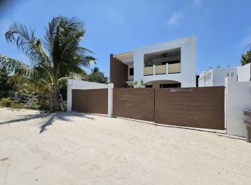 Casa · 310m² · 4 Recámaras · 3 Estacionamientos · Casa en Pueblo Chicxulub