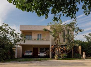 Casa · 569m² · 4 Recámaras · 6 Estacionamientos · Casa en Venta en Priv. Norte Mérida, Komchén Mid Yucatán (Eb - Wf2385)