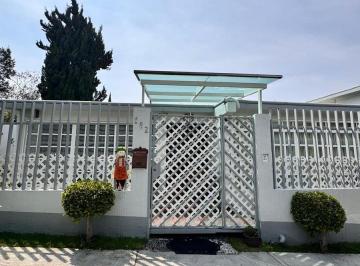 Casa · 388m² · 4 Recámaras · 2 Estacionamientos · Venta de Amplia Casa con Gran Potencial en Lomas de La Herradura