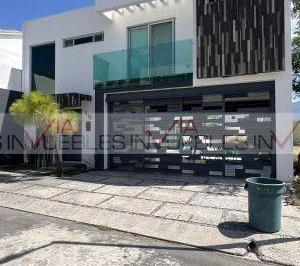 Casa · 350m² · 3 Recámaras · 2 Estacionamientos · Casa en Renta en Valle de Cristal