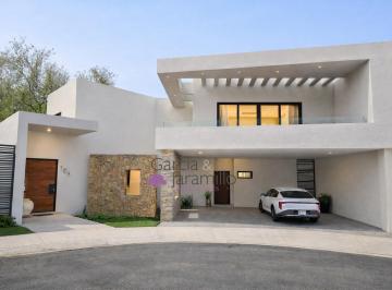 Casa de 4 habitaciones, Monterrey · Residencia en Venta con Recámara en Planta Baja, y Amplio Jardin. Fracc. Catujanes, Mty