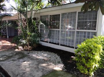 Fachada · Casa de un Nivel con Alberca y Jardín en Jardines de Cuernavaca