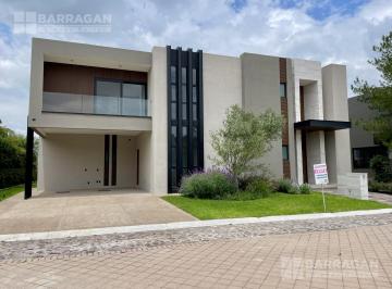 Casa · 720m² · 4 Estacionamientos · Casa en Venta en El Campanario