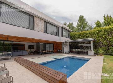 Casa · 815m² · 4 Recámaras · 4 Estacionamientos · Casa en Venta en El Campanario, 4 Recámaras, Estudio y Alberca.