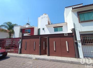 Casa · 125m² · 3 Recámaras · 2 Estacionamientos · Casa en Sendero de La Ladera 21, Mz. Xvi, Lote 20, Fraccionamiento Milenio III, Cp 76060, Querétaro