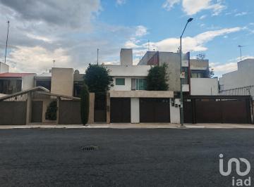 Casa · 268m² · 4 Recámaras · 3 Estacionamientos · Casa Sola en Venta en Campestre Coyoacán - Fraccionamiento Cerrado con Vigilancia