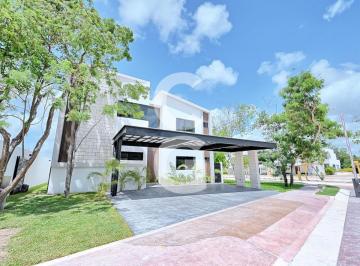 Casa · 393m² · 4 Recámaras · 3 Estacionamientos · Casa en Venta y Renta en Cancún en Residencial Lagos del Sol con Alberca y Jardín