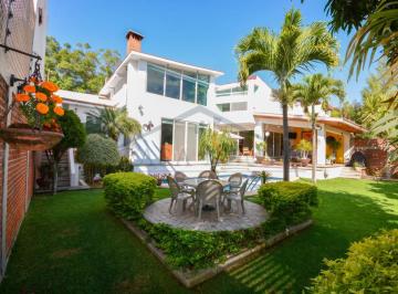 Casa de 3 habitaciones, Cuernavaca · Casa de 3 Recámaras con Alberca y Amplio Jardín en Lomas de San Antón.
