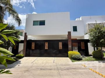 Casa · 385m² · 3 Recámaras · 3 Estacionamientos · Casa - Fraccionamiento Cañada del Refugio