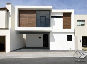 Casa · 200m² · 4 Recámaras · 2 Estacionamientos · Casa Nueva en Venta en La Rioja Privada "Arnedo" // Zona Carretera Nacional