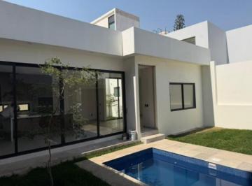 Casa · 284m² · 3 Recámaras · 1 Estacionamiento · Casa de 1 Nivel en Zona Dorada de Cuernavaca