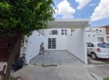 Casa de 2 habitaciones, León · Casa en Venta Brisas del Pedregal León, Gto. Zona Sur. Fracc. Privado con Alberca