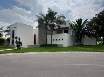 Casa · 1207m² · 3 Recámaras · 4 Estacionamientos · Casa en Venta Al Norte en Residencial Santa Paulina con Alberca 13lc
