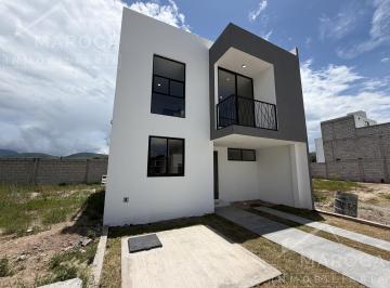 Casa · 105m² · 3 Recámaras · 2 Estacionamientos · Casa en El Saucillo de 3 Habitaciones con Rooftop