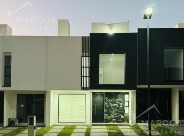 Casa · 105m² · 4 Recámaras · 2 Estacionamientos · Casa Equipada de 4 Recámaras Estacionamiento Para 2 Autos, Alberca Climatizada