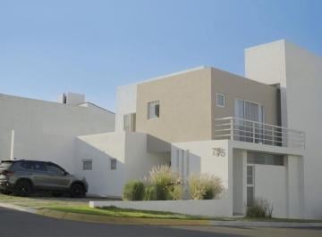 Casa · 200m² · 3 Recámaras · 3 Estacionamientos · Casa - Centro Sur