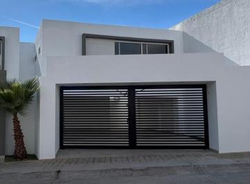 Casa · 450m² · 4 Recámaras · 3 Estacionamientos · Casa en Lomas de Gran Jardín