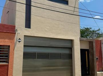 Casa · 5 Recámaras · 1 Estacionamiento · Se Vende Amplia y Bonita Casa en El Fénix, Campeche