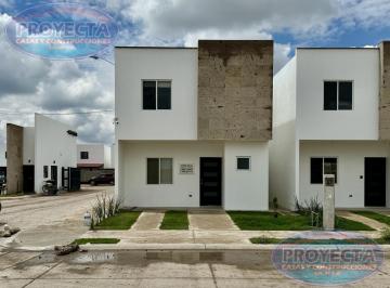 Casa · 112m² · 3 Recámaras · 1 Estacionamiento · Casa en Venta Cerca de La Feria en Frac Privado con Alberca y Area Verde, Frac. La Cienega II