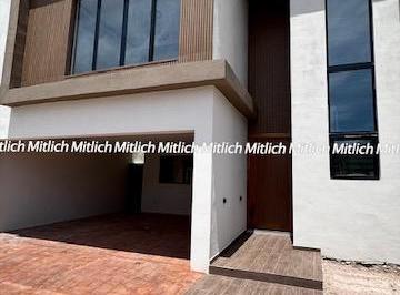 Casa · 250m² · 4 Recámaras · 2 Estacionamientos · Casa en Venta con Recámara en Planta Baja Bosque Real
