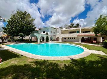 1 · Impresionante Casa en La Huayacan: 7 Recámaras, Jardín, Piscina y Más