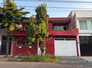 Casa de 4 habitaciones, Morelia · Casa en La Col. Prados Verdes, 2 Plantas, 4 Recamaras, Excelente Ubicación